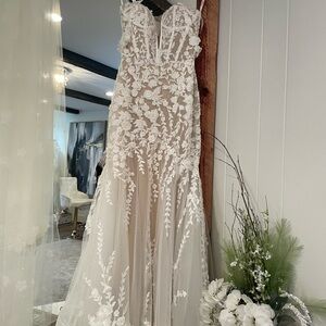 Elegant Lace Wedding Dress